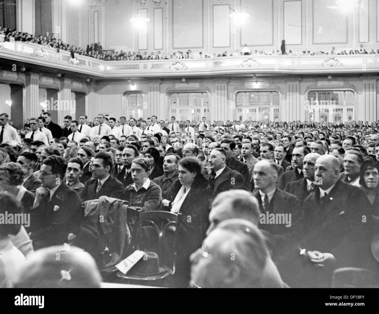 L'image de la propagande nazie! Montre une assemblée, dans laquelle Hitler a été invité à prononcer un discours sur la trajectoire de la nouvelle Allemagne et les tâches des jeunes universitaires, dans la Neue Welt à Berlin, Allemagne, décembre 1930. Fotoarchiv für Zeitgeschichte Banque D'Images