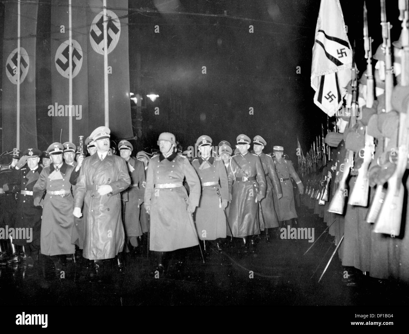 L'image de la propagande nazie! Spectacles Adolf Hitler passe devant la compagnie honoraire sur la piste de la gare Görlitzer Bahnhof (Görlitzer train Station) à Berlin, Allemagne, 19 mars 1939. A moitié caché derrière Hitler, Hermann Göring, à gauche le général Walther von Brauchitsch et l'amiral Erich Raeder (uniforme noir). Fotoarchiv für Zeitgeschichte Banque D'Images