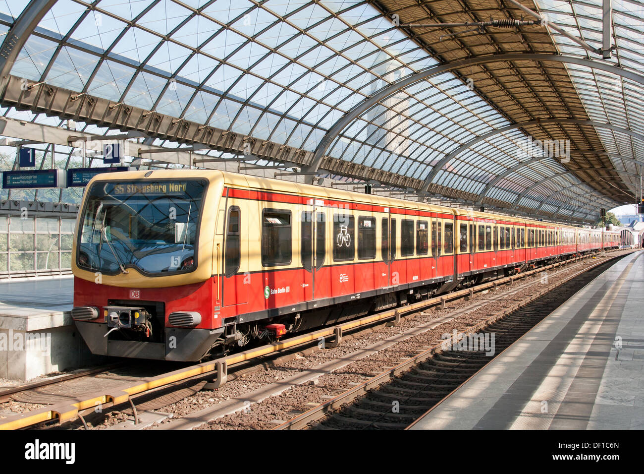 Le chemin de fer allemand à Berlin Spandau - intérieur de la gare avec S Bahn Banque D'Images