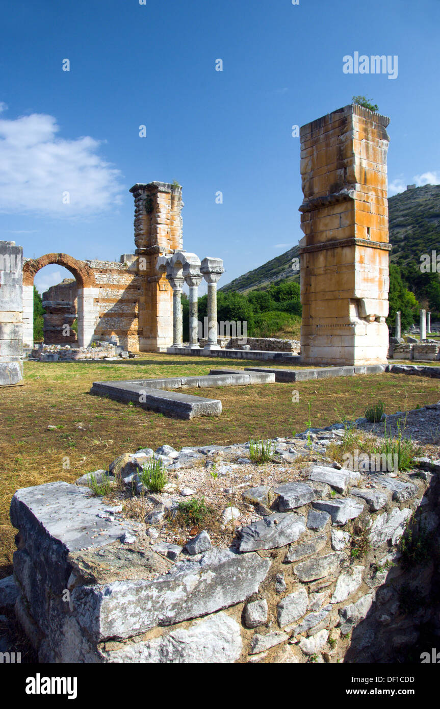 Les vestiges de la Basilique B avec de grandes colonnes corinthiennes dans les ruines de la Grèce, de Phillipi. Banque D'Images