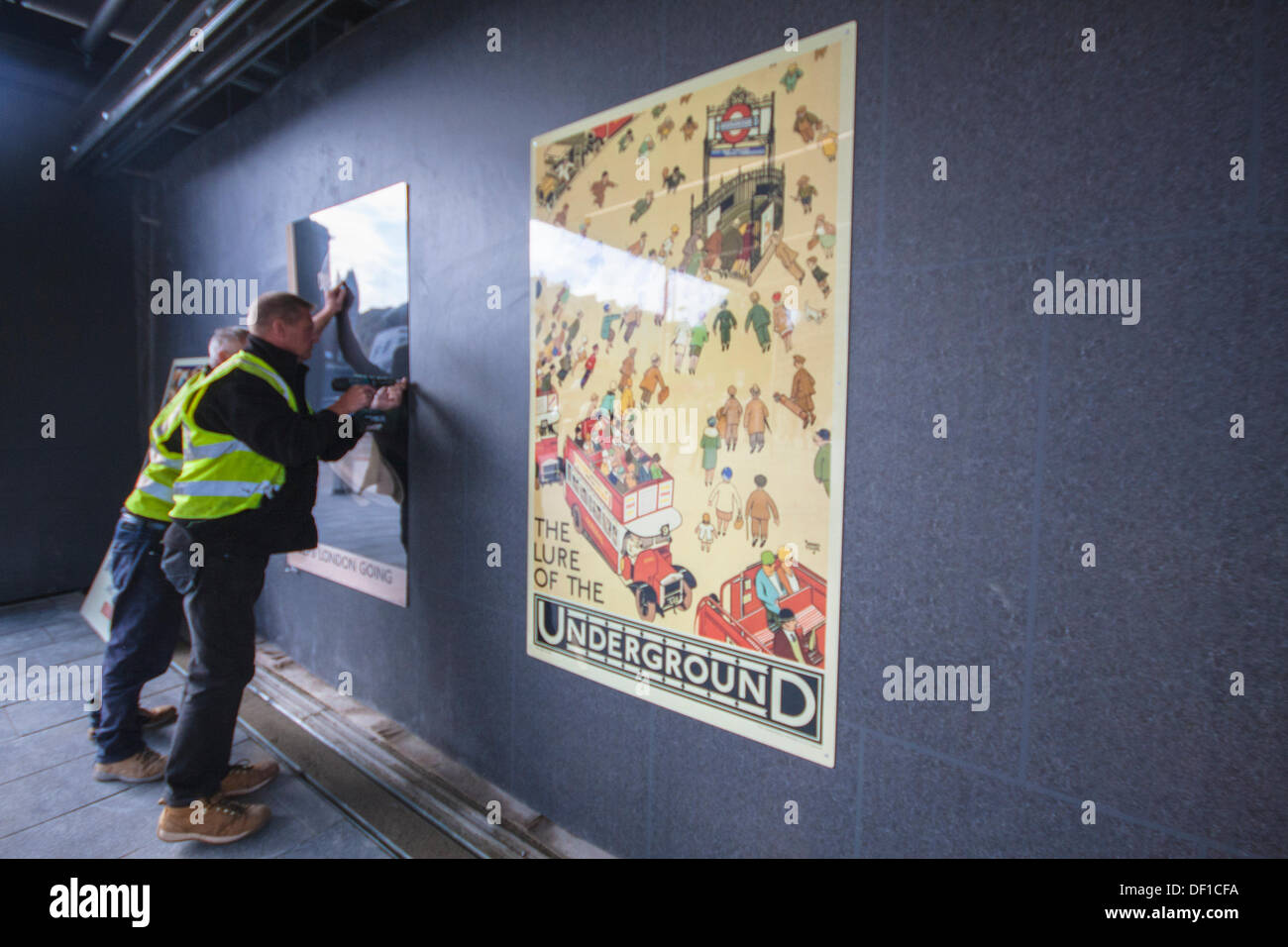 Londres, Royaume-Uni. 26 août, 2013. Installez des affiches travailleurs minutes avant l'ouverture officielle par le maire de Londres Boris Johnson, de Kings Cross Square à la suite de l'accueil de €550m d'une rénovation. Crédit : Paul Davey/Alamy Live News Banque D'Images