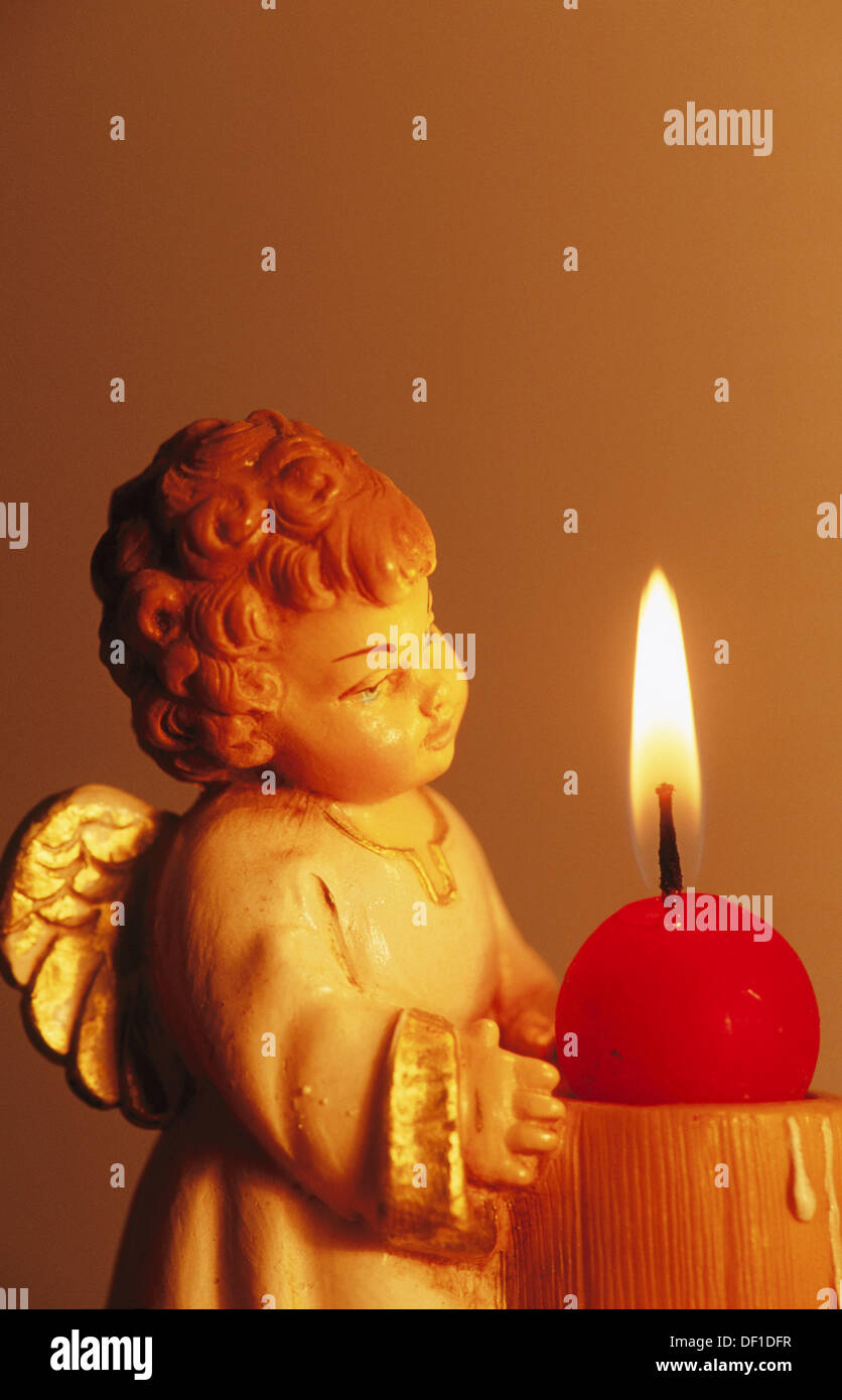 Little angel with candle Banque de photographies et d'images à haute  résolution - Alamy