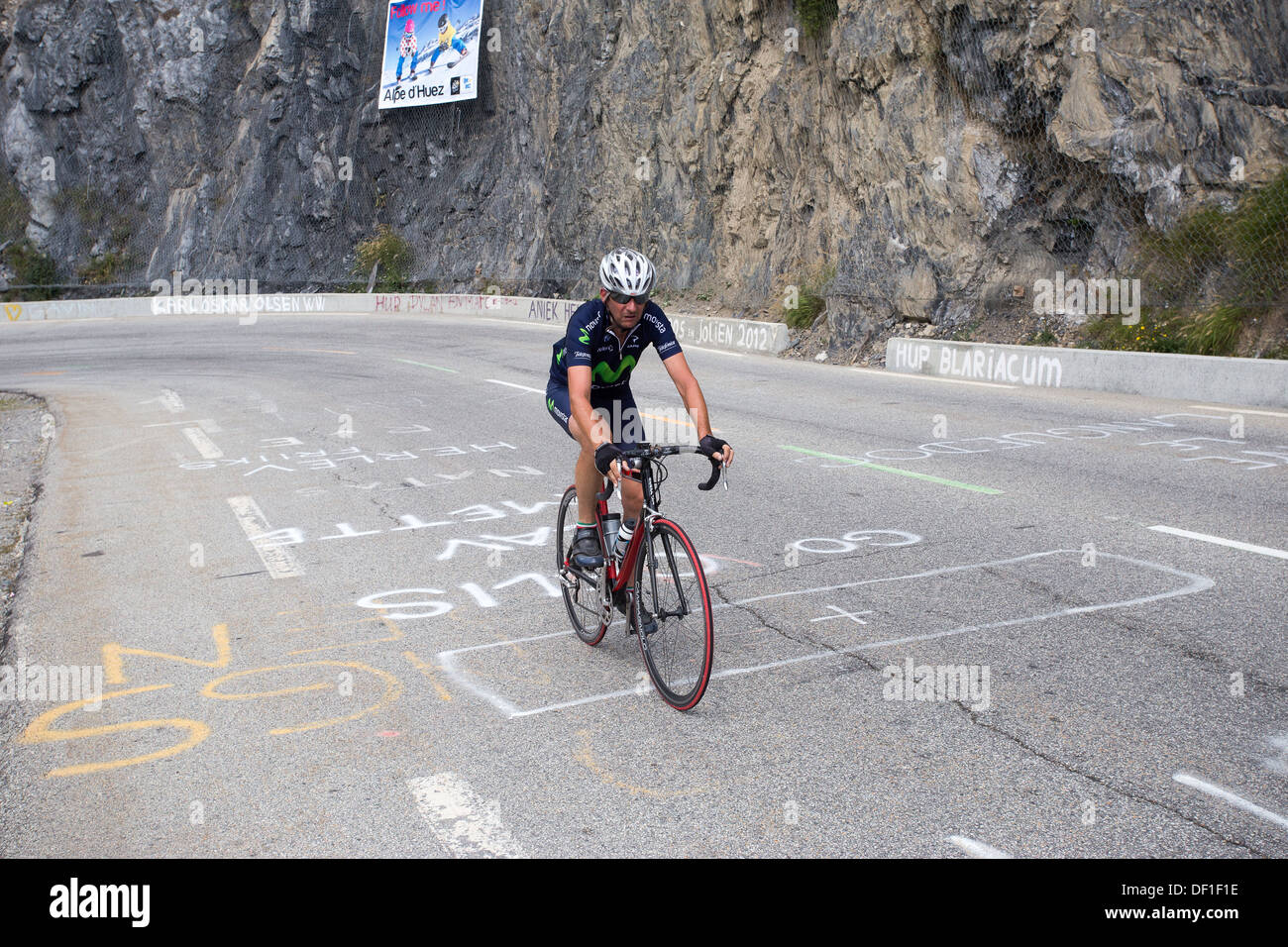 Circonscription cycliste pédalant barrière route déterminée Banque D'Images
