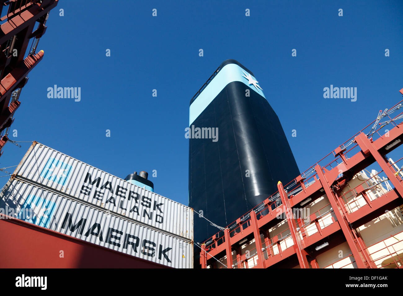 L'une des deux cheminées, des conteneurs et des structures de la baie sur Triple-E alors que Maersk majestueux à Copenhague pour une cérémonie de dénomination officielle. Banque D'Images