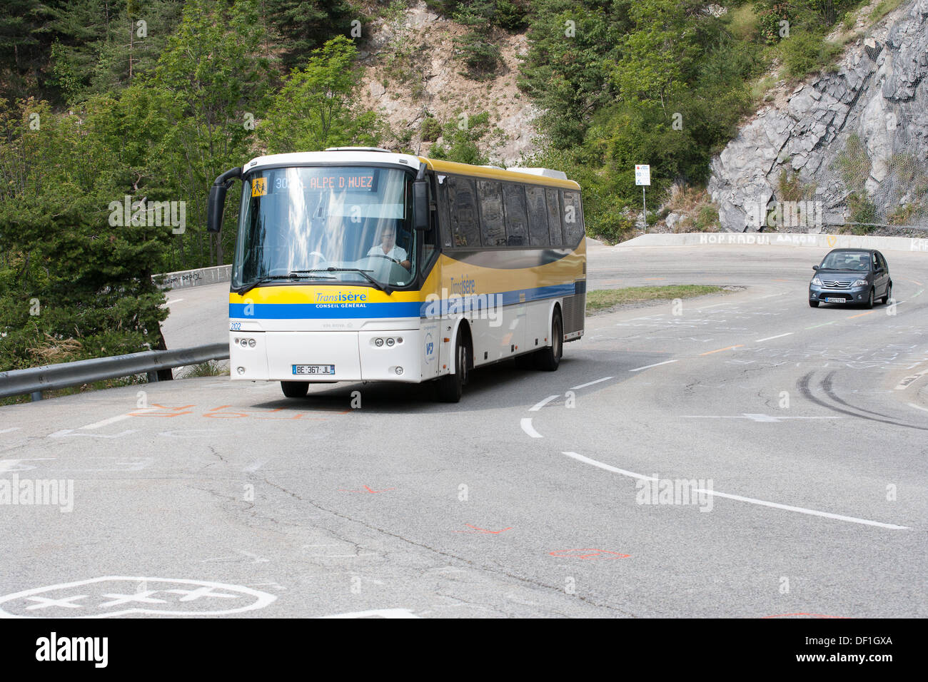 Autobus bus barrière routière virage serré rock face Banque D'Images