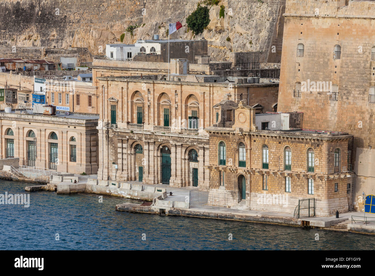 Vue de face de l'eau du port de La Valette, capitale de Malte. Banque D'Images
