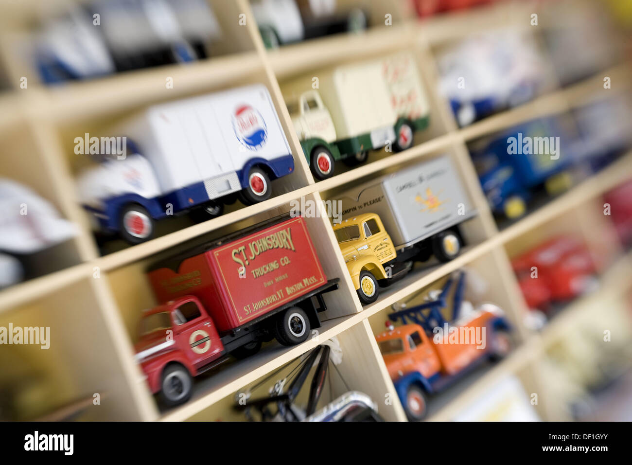 Jouet de collection camions à foire à la brocante, Brimfield, USA. Banque D'Images