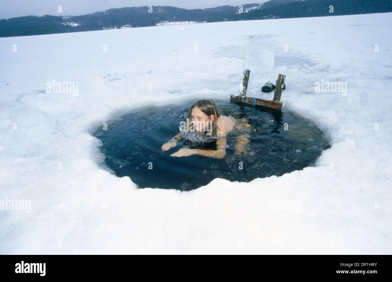 Trou dans la glace, ayant un bain froid après le sauna. Jämtland, Suède
