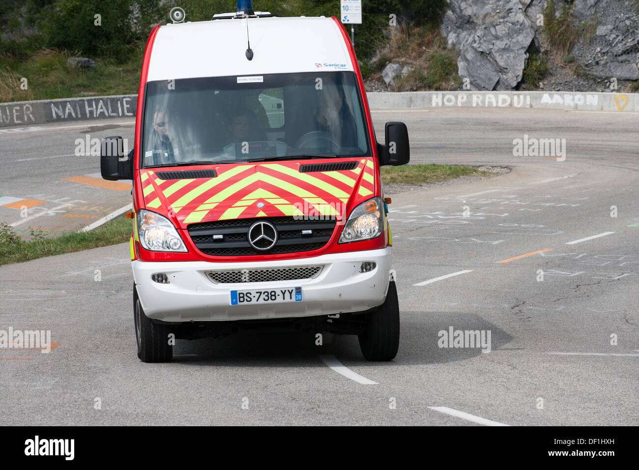 Barrière routière ambulance virage serré rock face Banque D'Images