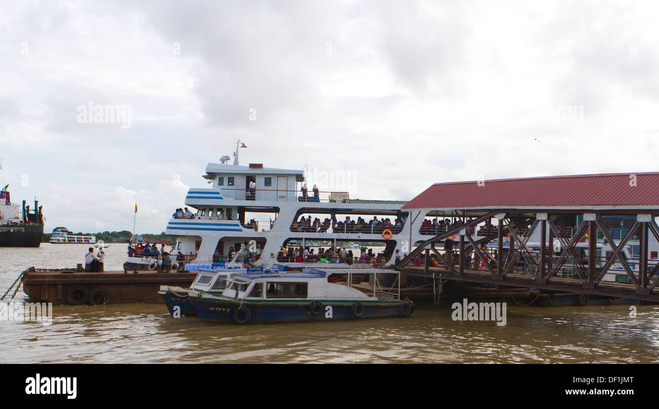 Le traversier a accosté sur la rivière de Yangon à Yangon, Birmanie. Banque D'Images