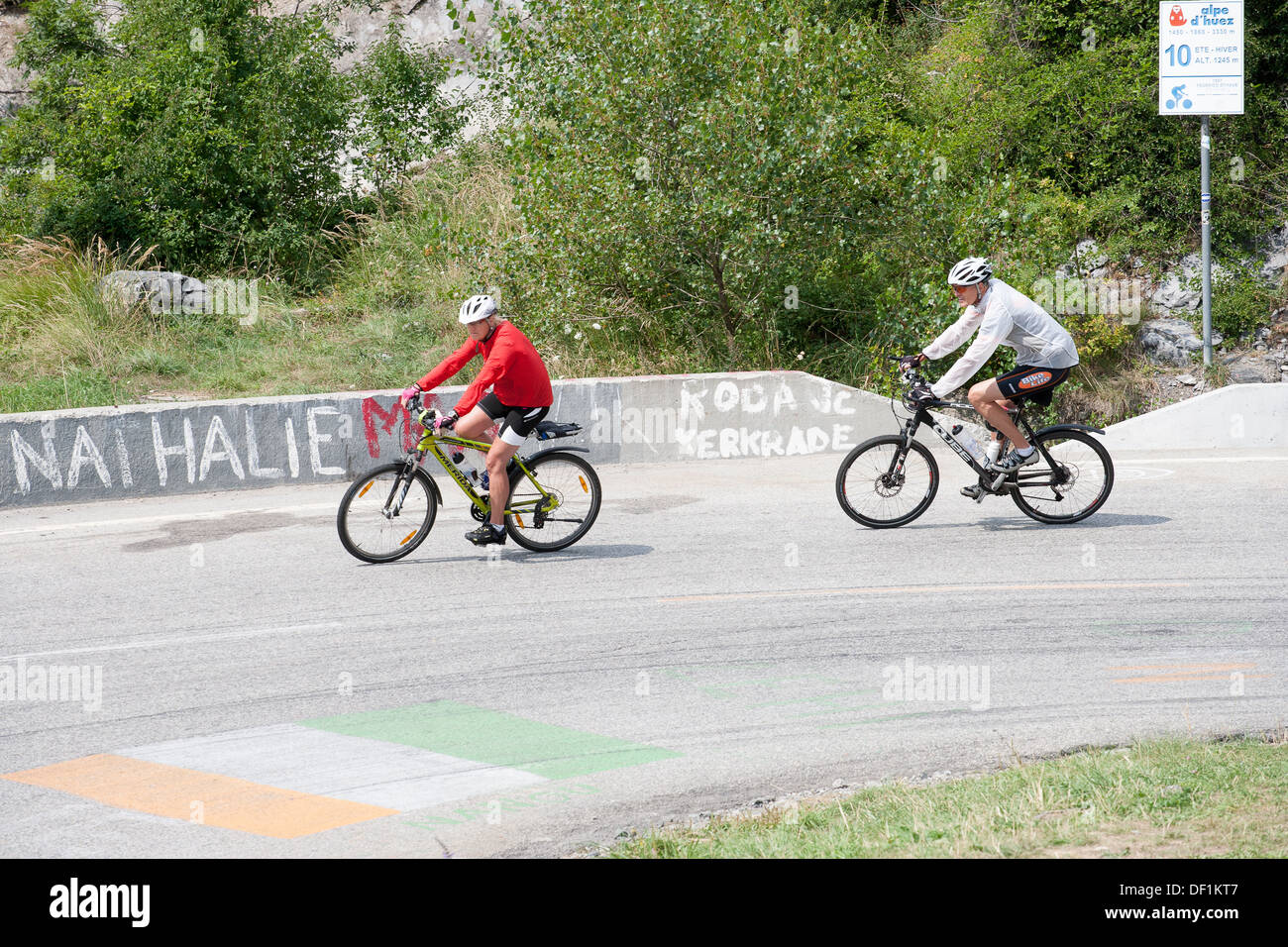 Circonscription cycliste pédalant barrière route déterminée Banque D'Images