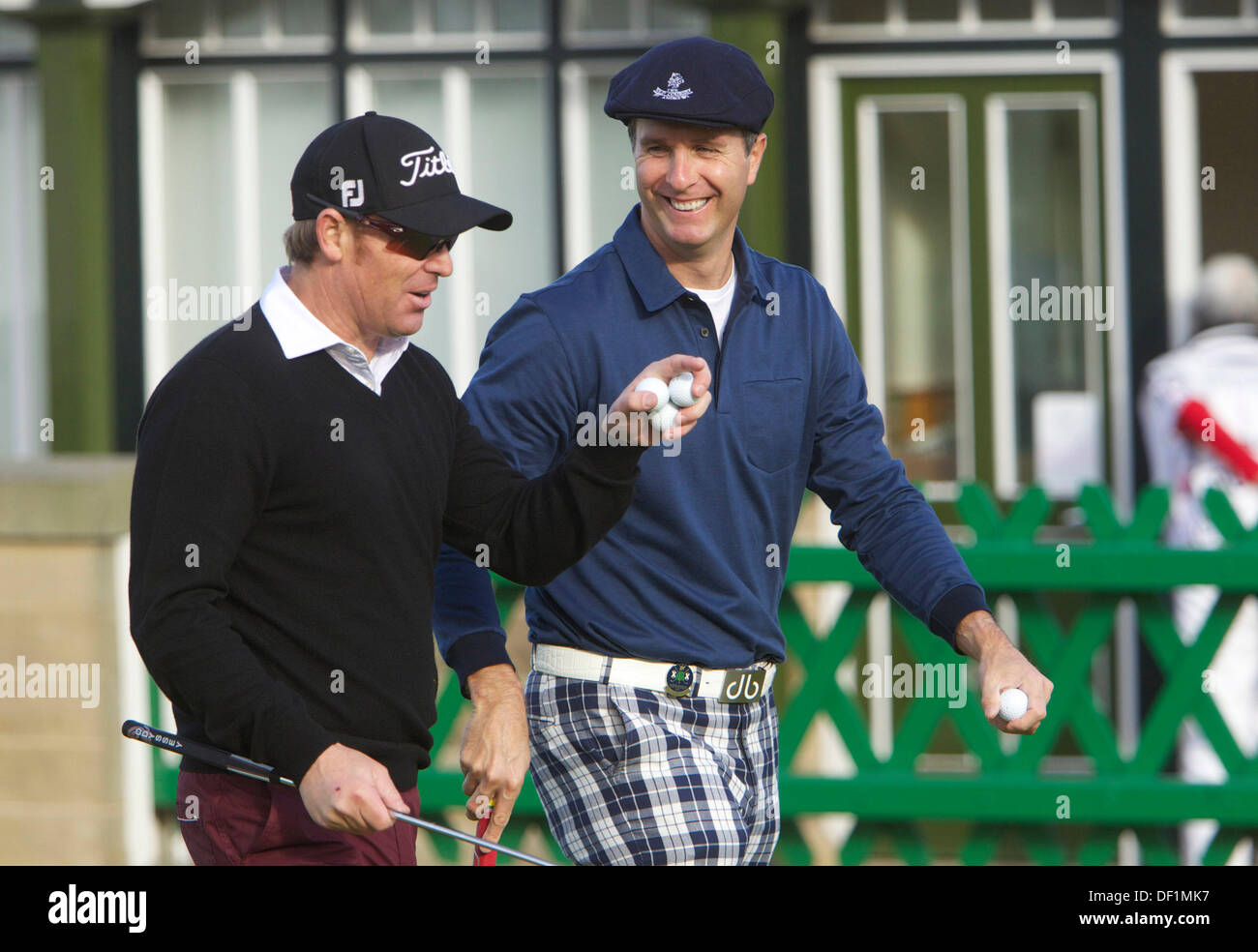 St Andrews Scotland, UK. Septembre 26, 2013. Légendes de cricket, Michael Vaughn et Shane Warne, partager une plaisanterie, au cours de la première ronde de championnat de golf de la Dunhill, de l'Old Course St Andrews. Credit : Action Plus Sport Images/Alamy Live News Banque D'Images