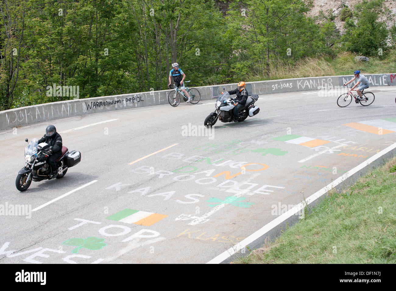 Circonscription cycliste route motos arbres barrière bend Banque D'Images