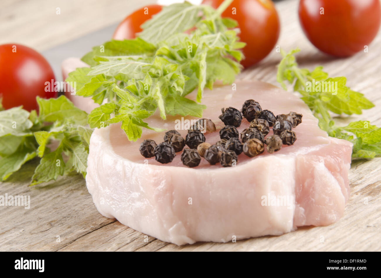 Côte de porc et le poivre maïs sur une table en bois Banque D'Images