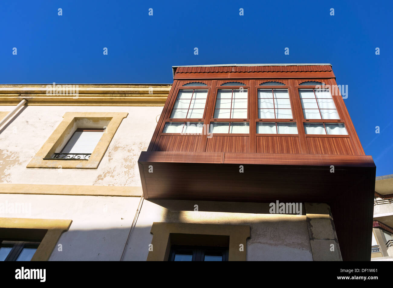 Et en bois ancien grenier avec fenêtres sur façade Banque D'Images