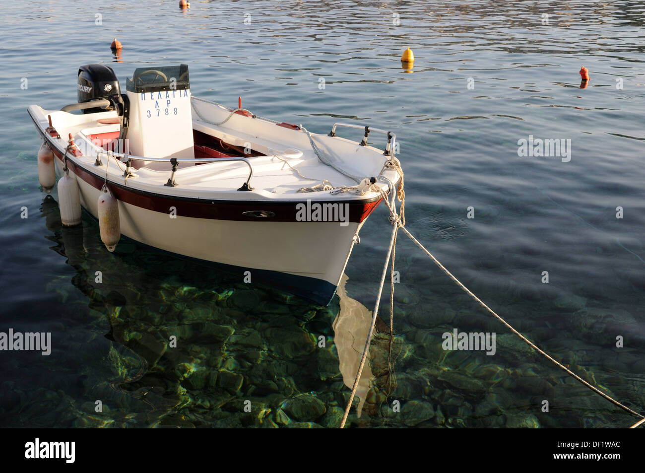 Un typique de Halki Chalki traditionnels reflètent dans une mer limpide le Dodécanèse, Grèce Banque D'Images