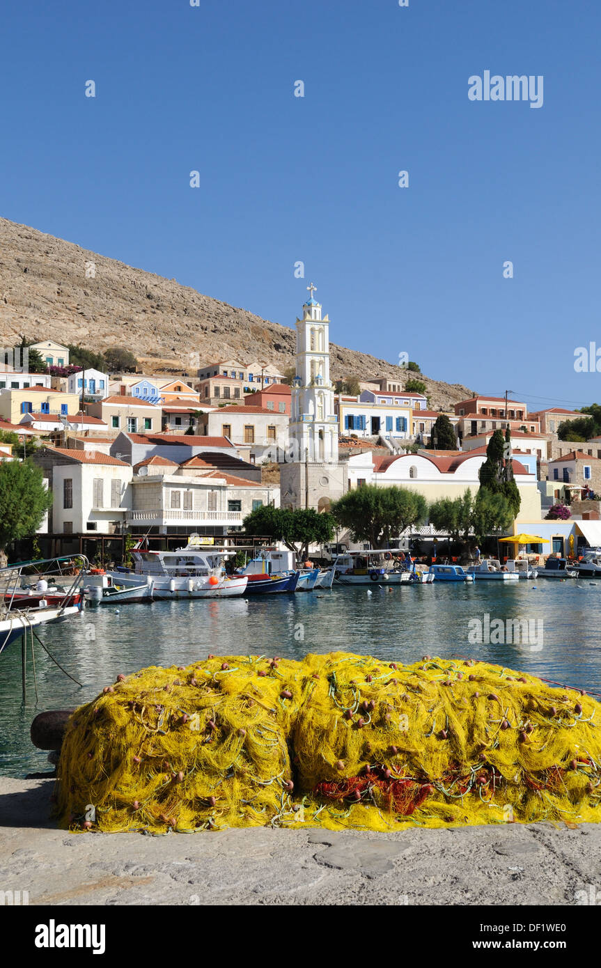 Port Halki Chalki Emporio filets de pêche jaune sur le port le port le Dodécanèse Grèce Halki Banque D'Images