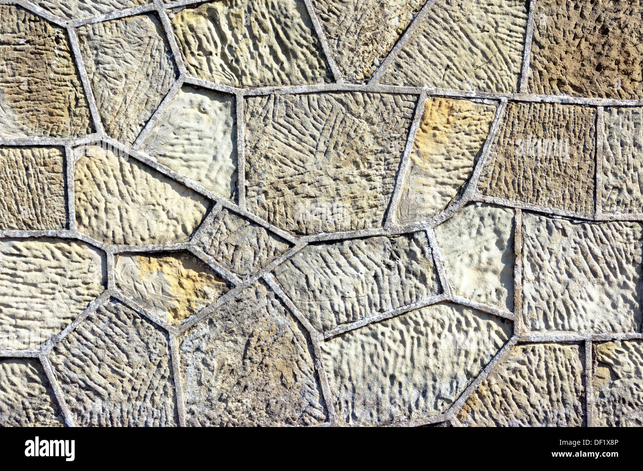 Textures rugueuses sur un mur de béton avec des formes géométriques Banque D'Images