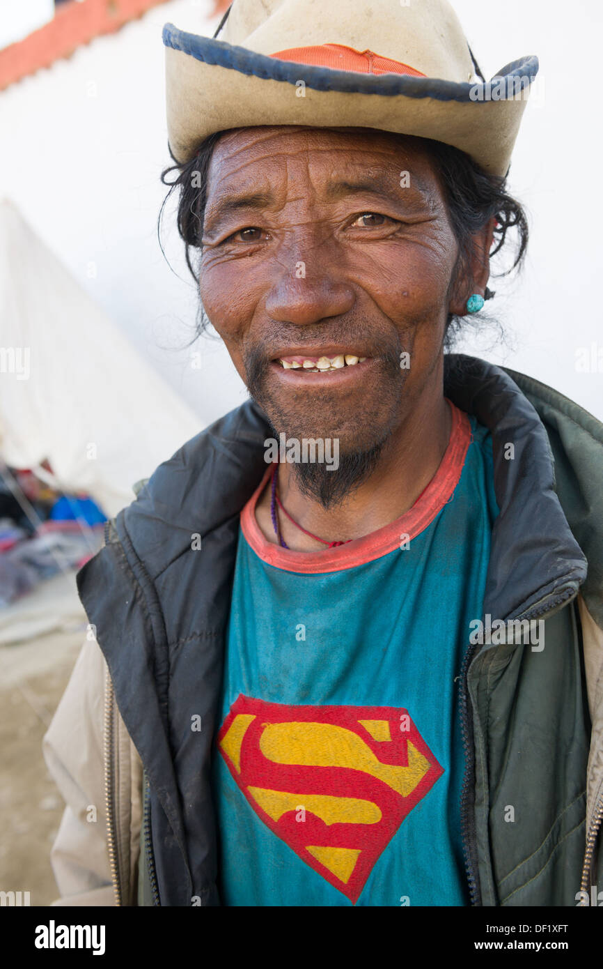 Pèlerins avec shirt Superman, Korzok Tsomoriri Gustor festival, Lake, (Ladakh) Jammu-et-Cachemire, l'Inde Banque D'Images