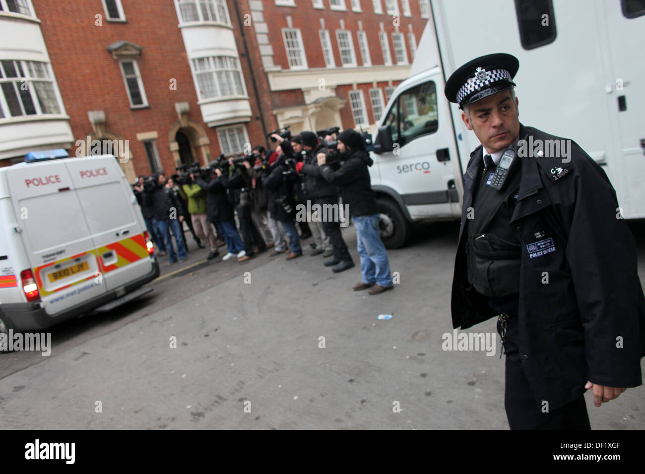 Photographes de presse britannique prendre des photos d'une prison van que le fondateur de Wikileaks Julian Assange devrait arriver à Magist Banque D'Images