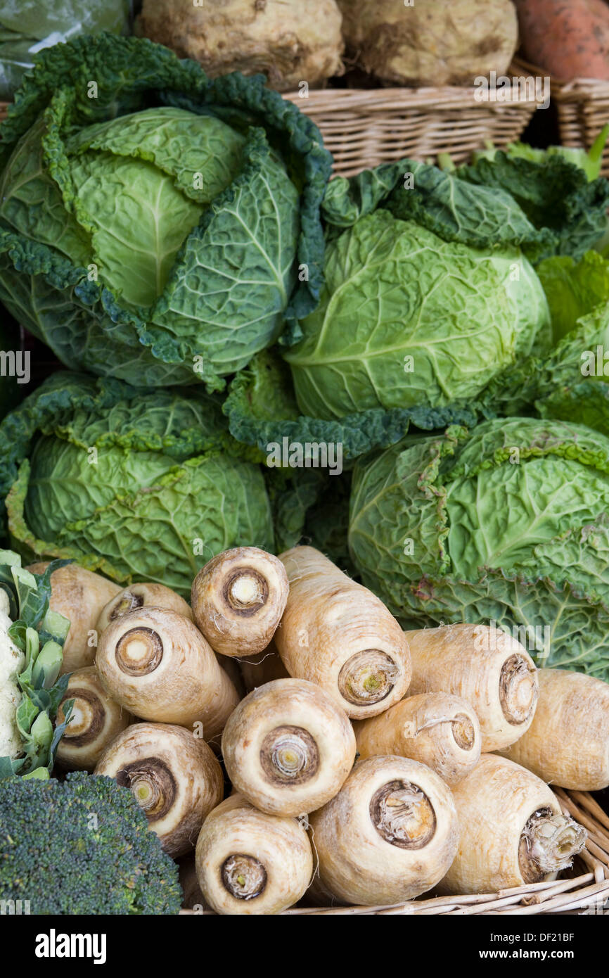 Des légumes frais et biologiques à l'échoppe de marché du chou et panais Banque D'Images