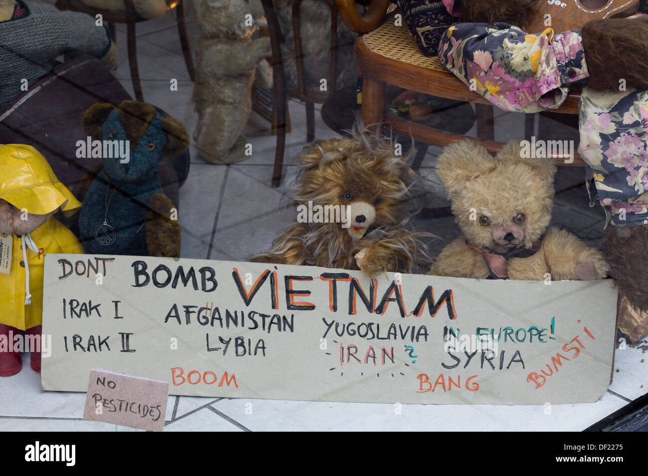 Ours en peluche avec un panneau Lieu 'Don't Bomb Vietnam' Afganistan Yougoslavie Iran Europe Libia Syrie 'Pas de pesticides" Banque D'Images