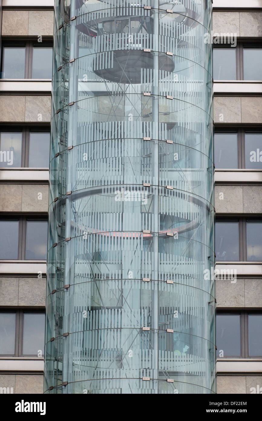 L'ascenseur en verre en plein air sur le côté d'un immeuble à Vienne Autriche Banque D'Images