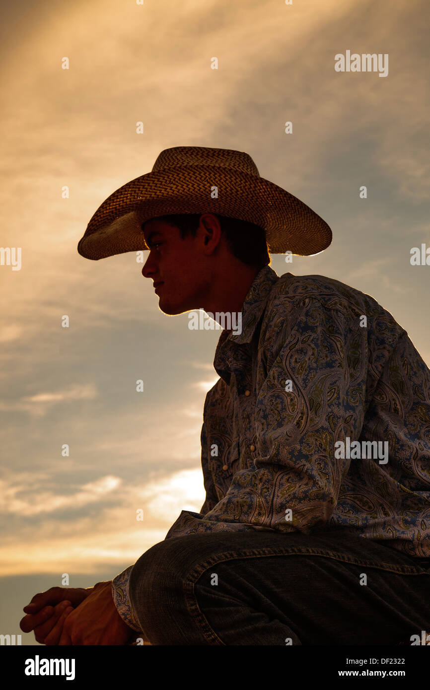 Portrait d'un cow-boy travaillant au rodéo de Rimrock, Grand Junction, Colorado, USA prises au coucher du soleil Banque D'Images
