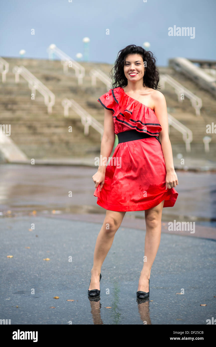 Femme en belle robe humide de trempage est souriante Banque D'Images