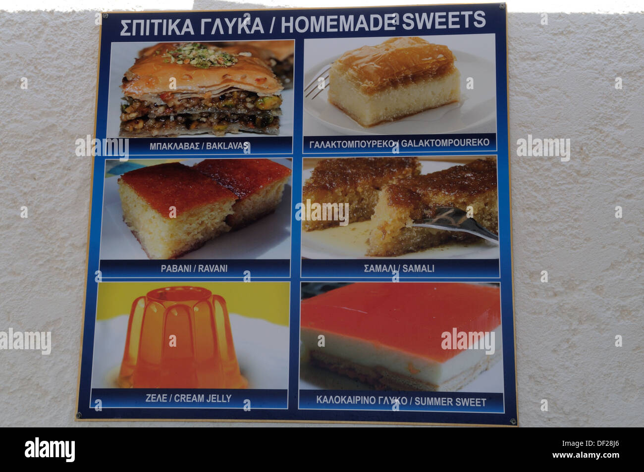 Un signe montrant une sélection de desserts faits maison sweest les déserts à l'extérieur d'un restaurant Halki Chalki Le Dodécanèse Grèce Banque D'Images