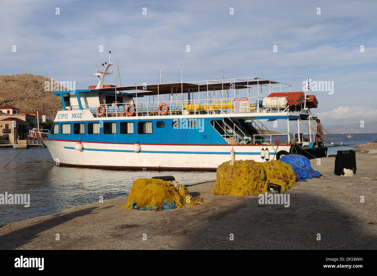 Un ferry au port HARBOUR HARBOUR Emporio Le Dodecanses Halki Chalki Grèce Banque D'Images
