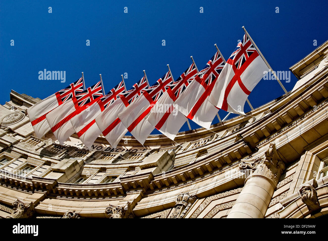 Drapeaux pavillon blanc avec l'Union Jack et croix de St George vol de l'Admiralty Arch, le Mall, Londres. Banque D'Images
