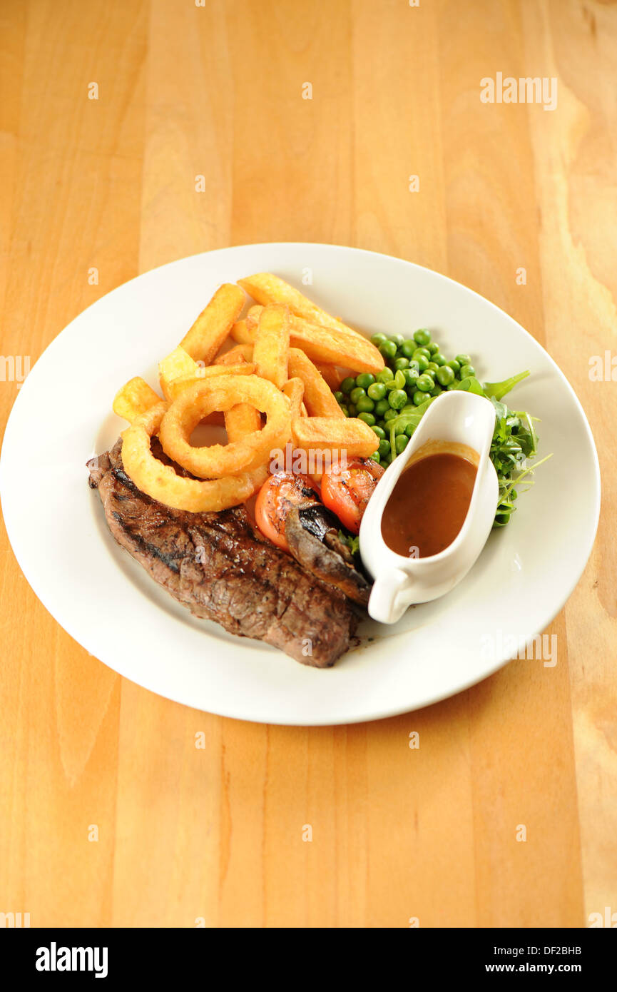 Traditionnelle de pub - steak de surlonge, d'oignon et les petits pois. Banque D'Images