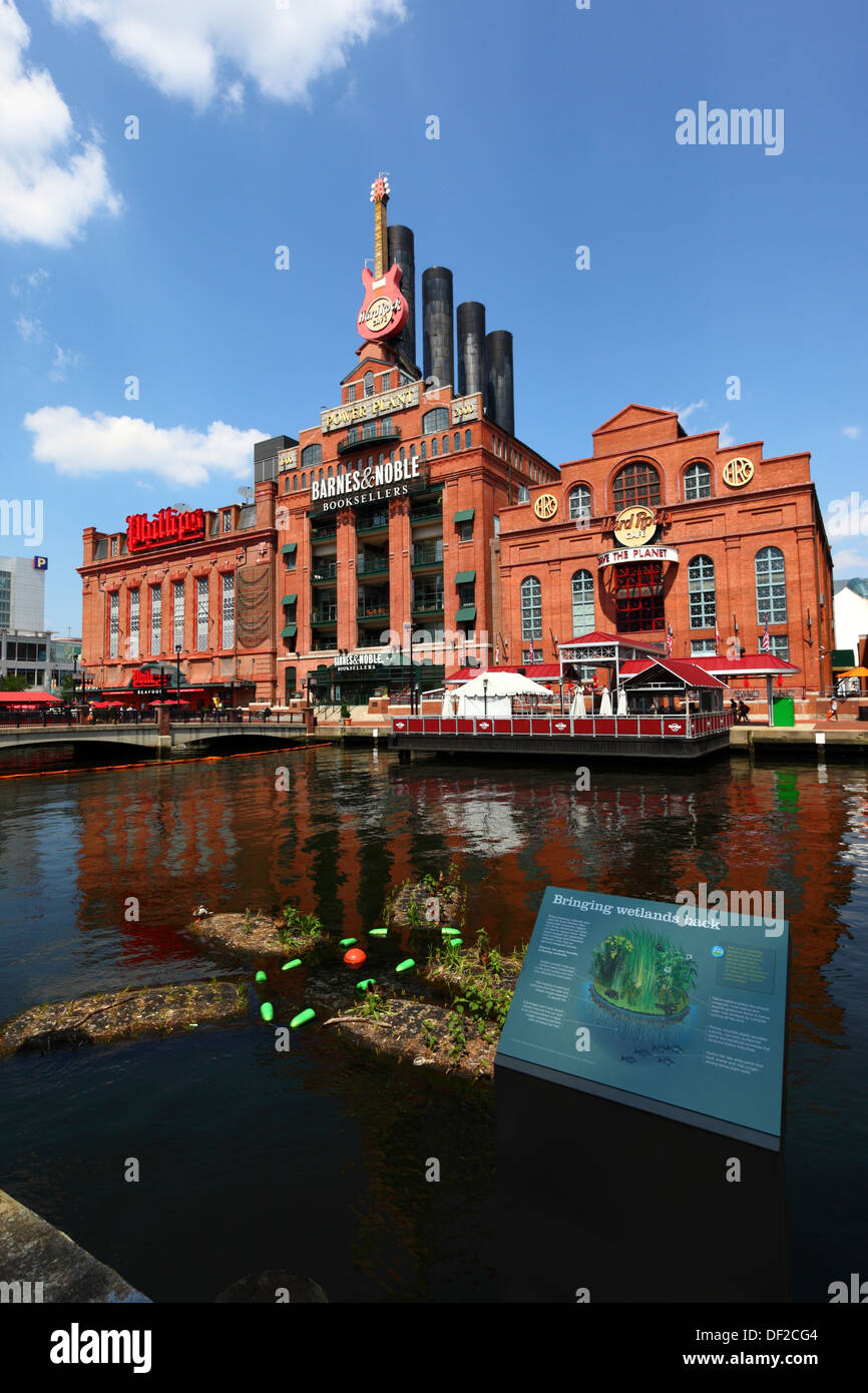 Les îles artificielles, le cadre d'un plan visant à réintroduire des zones humides à l'intérieur du port, Centrale électrique bâtiment derrière, Baltimore, USA Banque D'Images