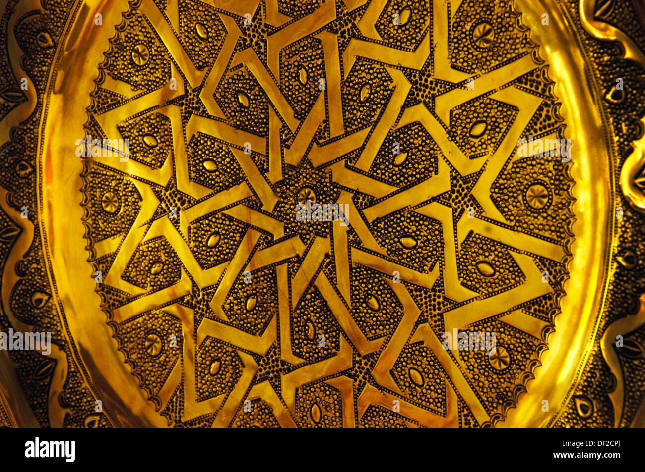 Artisanat : la plaque de cuivre avec motif islamique, Maroc Banque D'Images