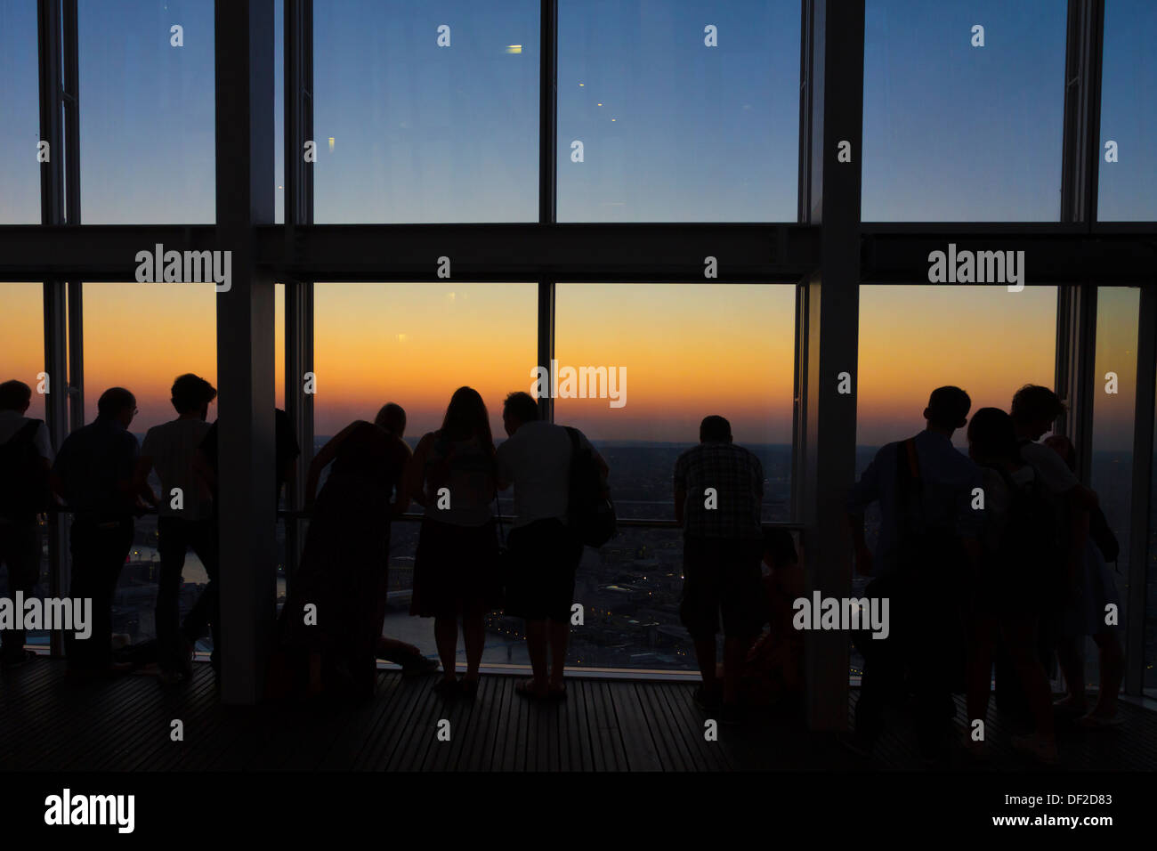 Les visiteurs au sommet du gratte-ciel d'échardes - Southwark - Londres Banque D'Images