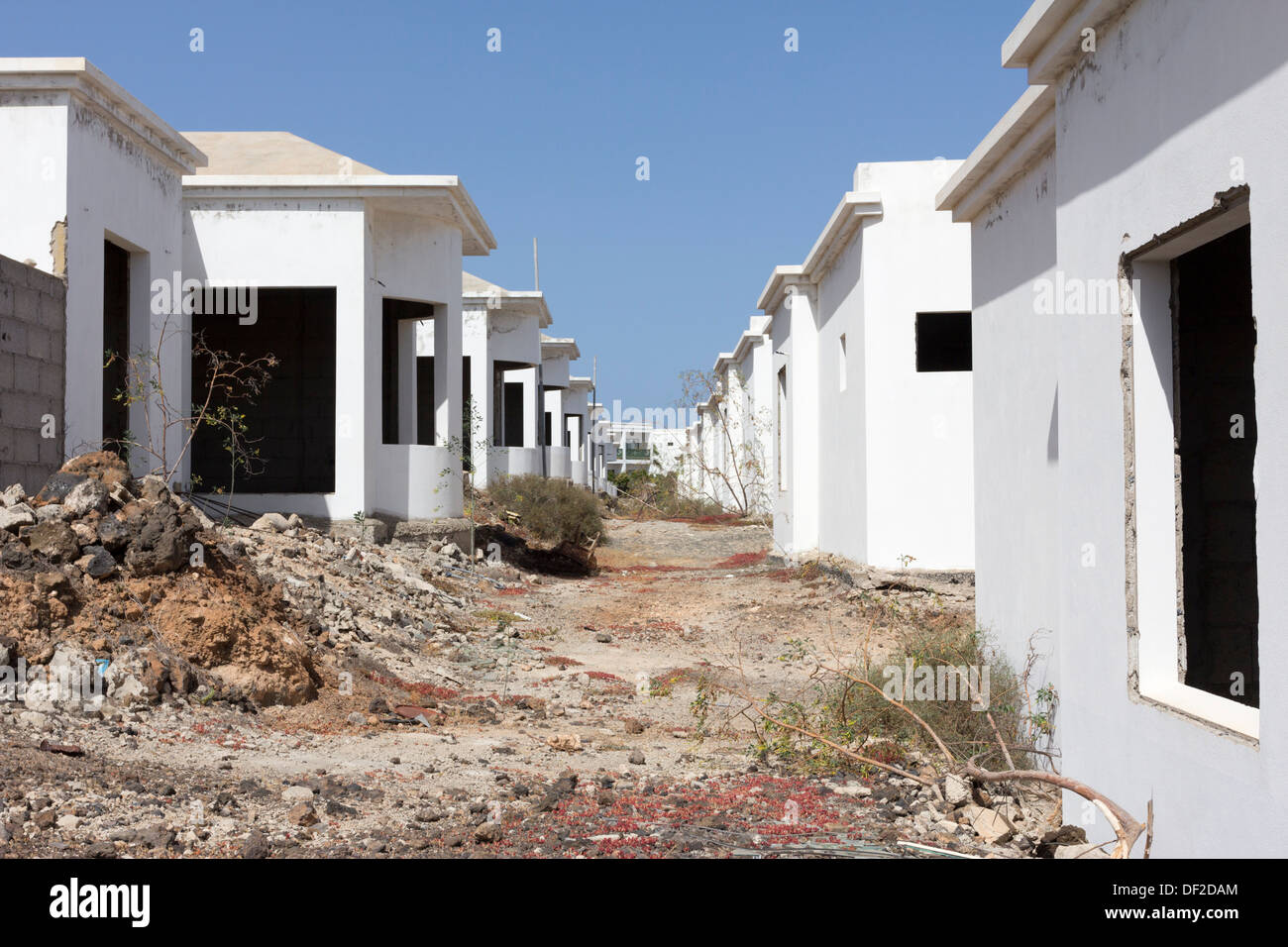 Villas inachevées causée par la récession espagnole - Costa Teguise - Lanzarote - Iles Canaries Banque D'Images