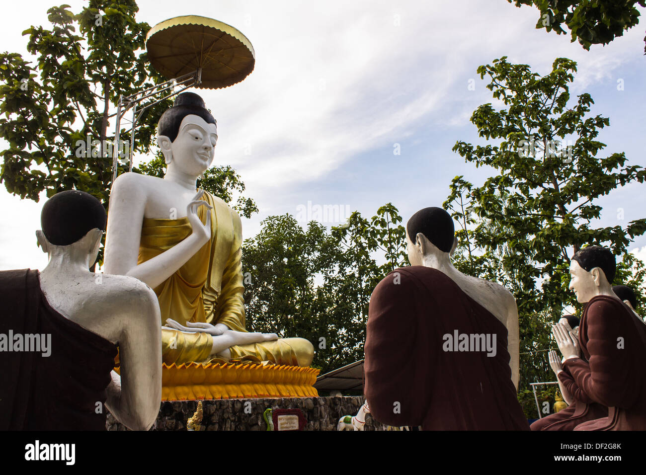 Bouddha et cinq premiers disciples Statues Banque D'Images Bouddha et cinq premiers disciples Statues Banque D'Images
