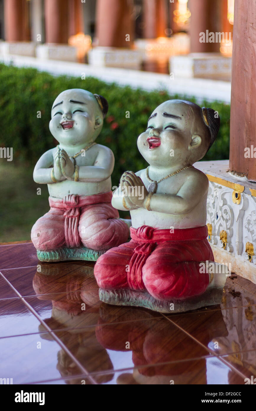 Les enfants thaïlandais figure , Céramique Art Thaï Banque D'Images