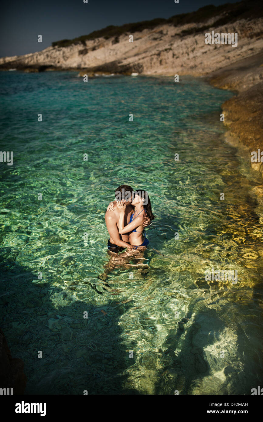 Photo de couple kissing in tropical l'eau claire Banque D'Images