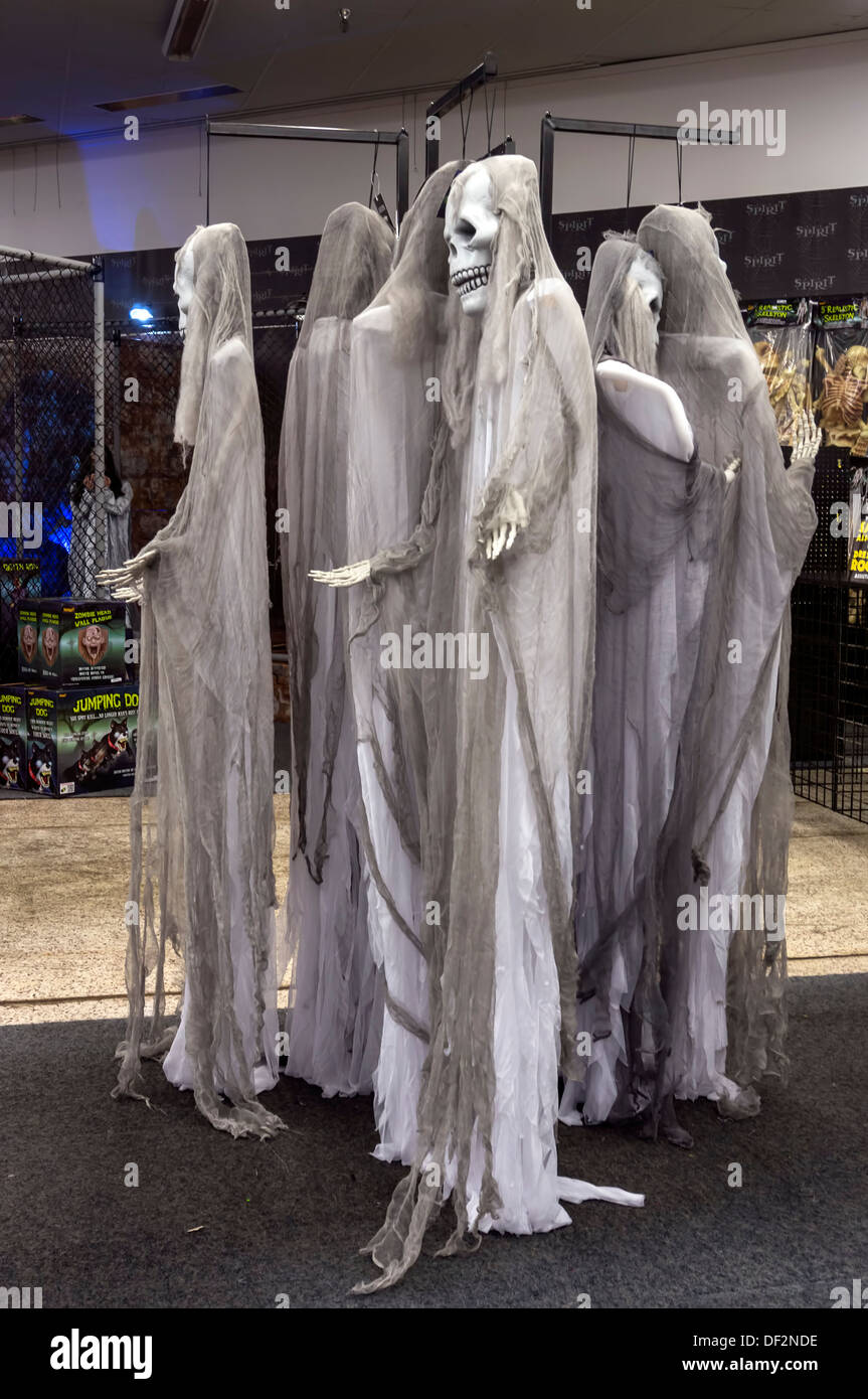 La vie fantasmagorique taille-fantômes et squelettes Halloween décorations de magasin. Banque D'Images