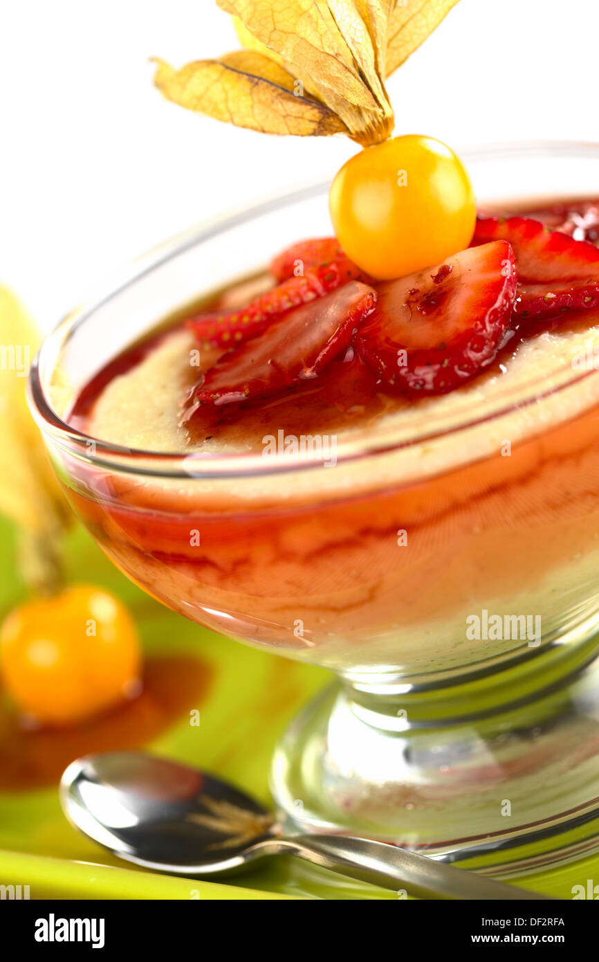 Pudding de semoule avec fraise, sauce aux fraises et physalis Banque D'Images