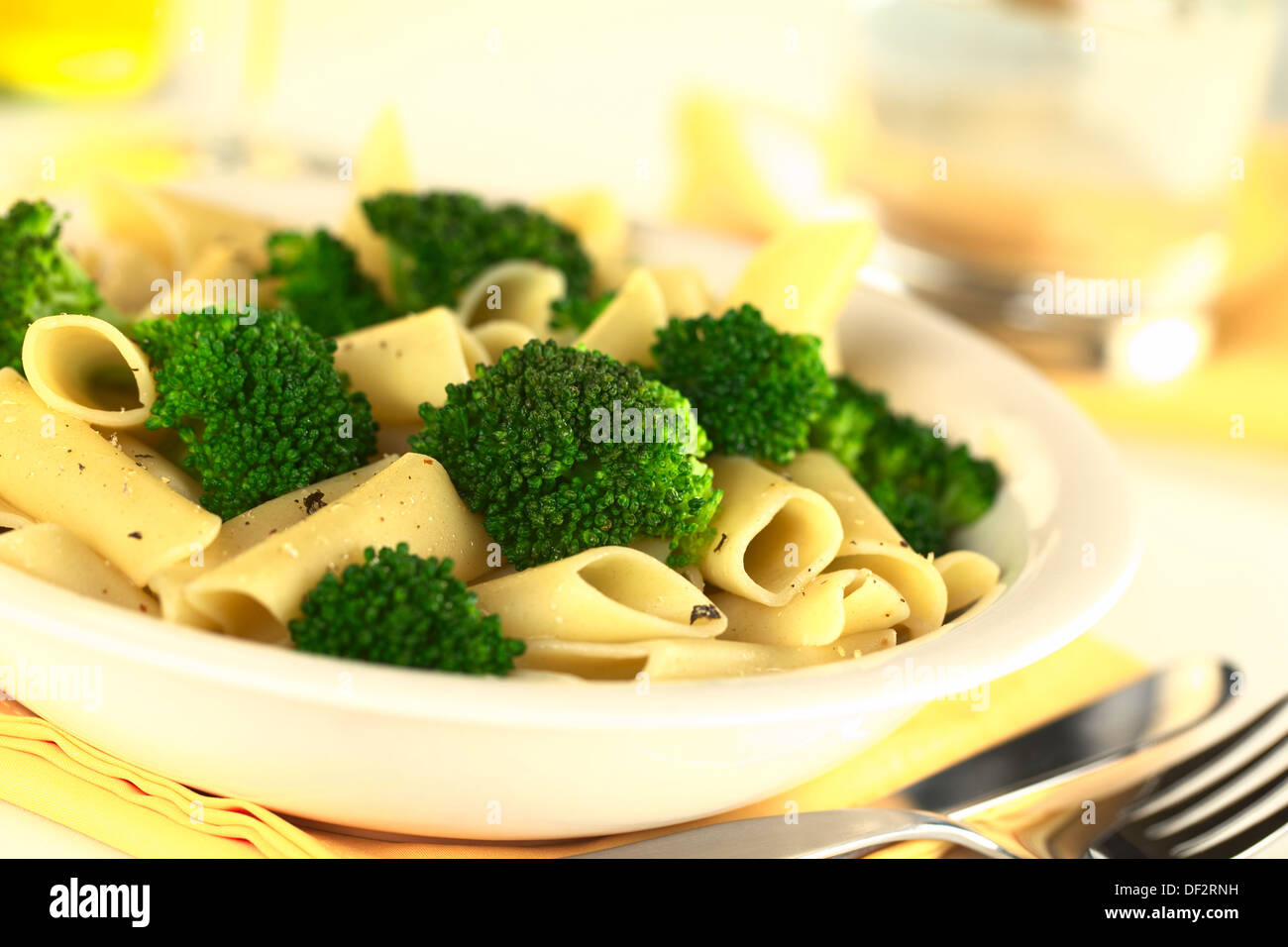 Le brocoli avec des pâtes (Selective Focus, Focus sur le brocoli dans le milieu de l'image) Banque D'Images