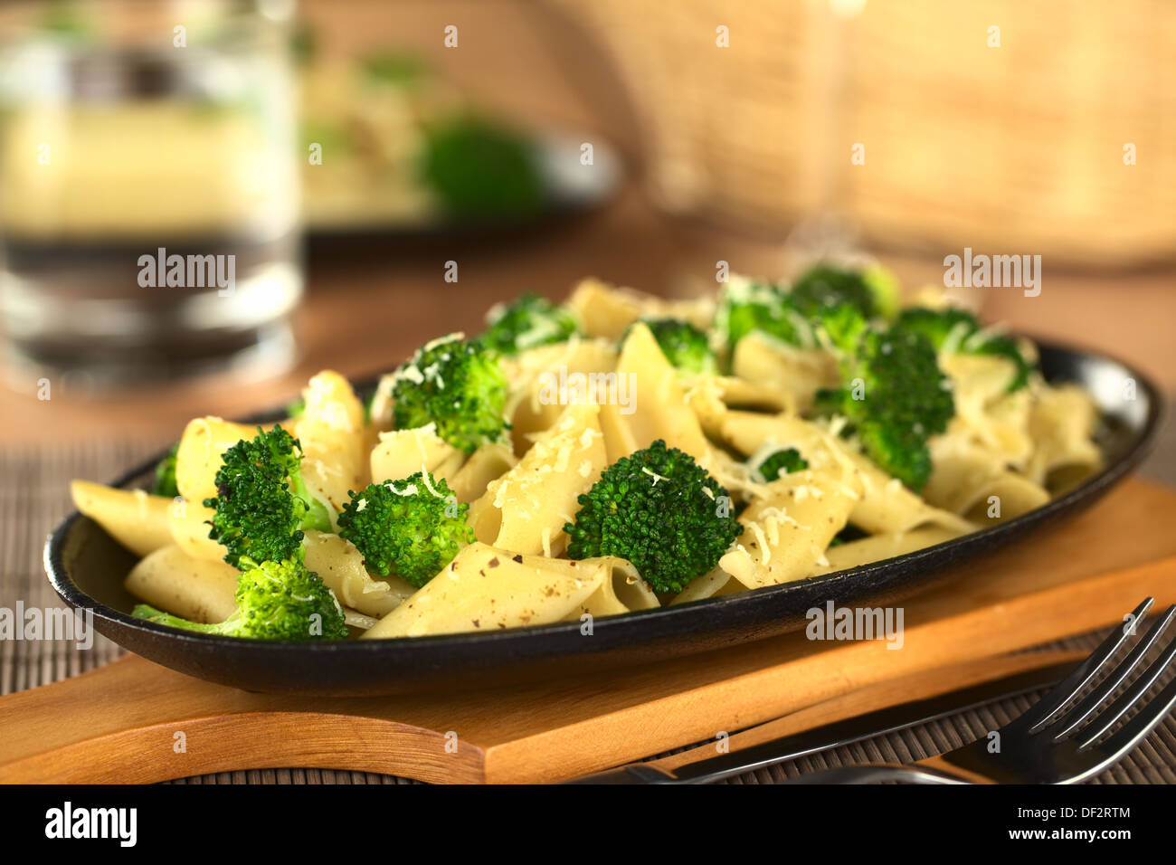Le brocoli cuit et les pâtes au fromage fondu et de poivre sur le dessus (Selective Focus Focus, un tiers dans l'image) Banque D'Images