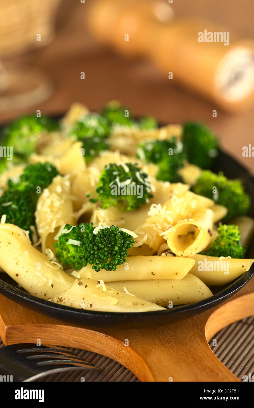 Les pâtes et le brocoli cuit avec du fromage râpé et poivre noir (Selective Focus, Focus sur les fleurs de brocoli à l'avant) Banque D'Images