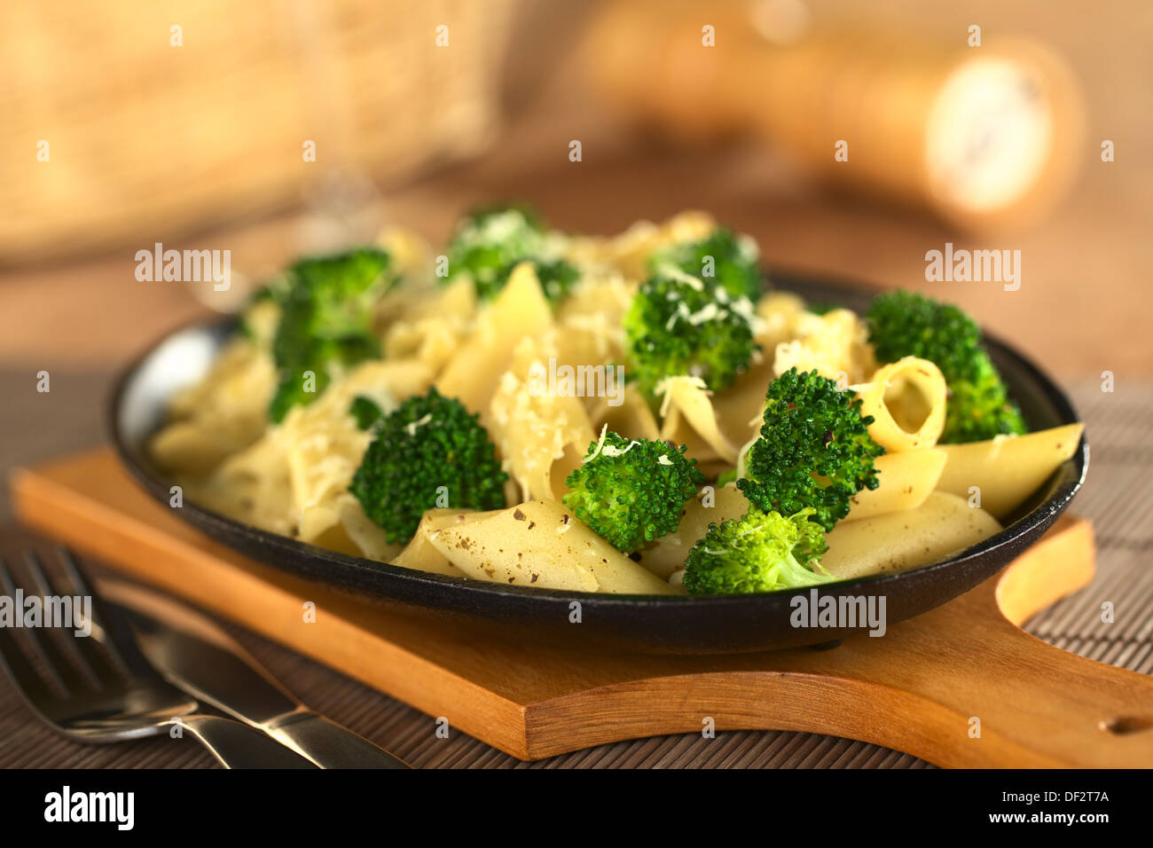 Les pâtes et le brocoli gratiné au fromage râpé (Selective Focus, se concentrer sur les deux bouquets de brocoli un tiers dans l'image) Banque D'Images