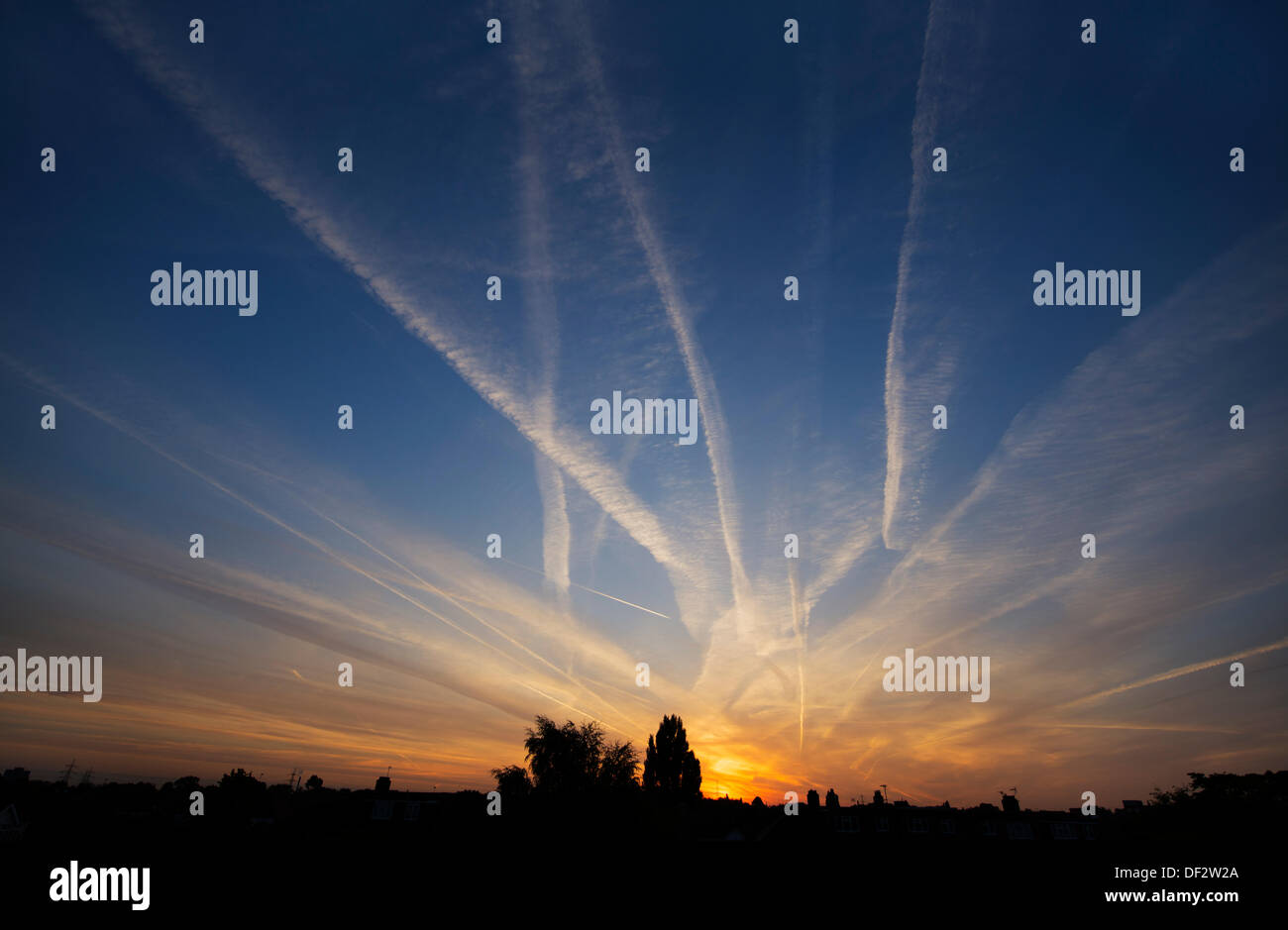 Londres, Royaume-Uni. 27 août, 2013. Des traînées de vapeur d'avions volant à haute altitude de passage remplir le ciel tôt le matin au lever du soleil le jour d'un document de recherche du Groupe d'experts intergouvernemental des Nations Unies sur les changements climatiques stipule que, avec plus de certitude qu'auparavant, c'est 'très probable' l'actuel réchauffement de la planète est le fait des hommes et sur le monde du Crédit : Malcolm Park editorial/Alamy Live News Banque D'Images