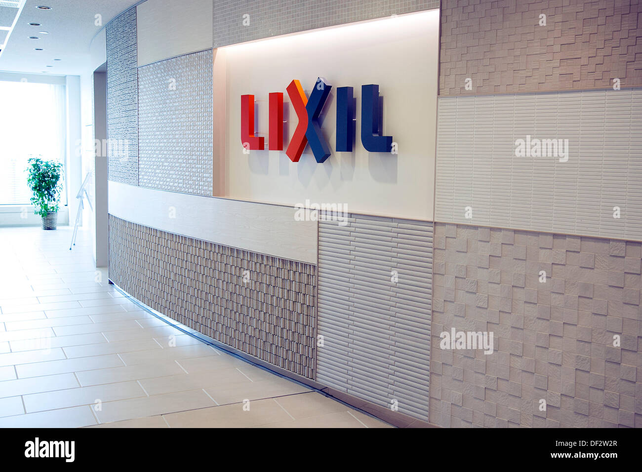 Siège de LIXIL Corporation au quartier Kasumigaseki à Tokyo, le 27  septembre 2013. Les grandes entreprises de fabrication et de vente est LIXIL  de matériaux de construction et équipements. (Photo de Rodrigo