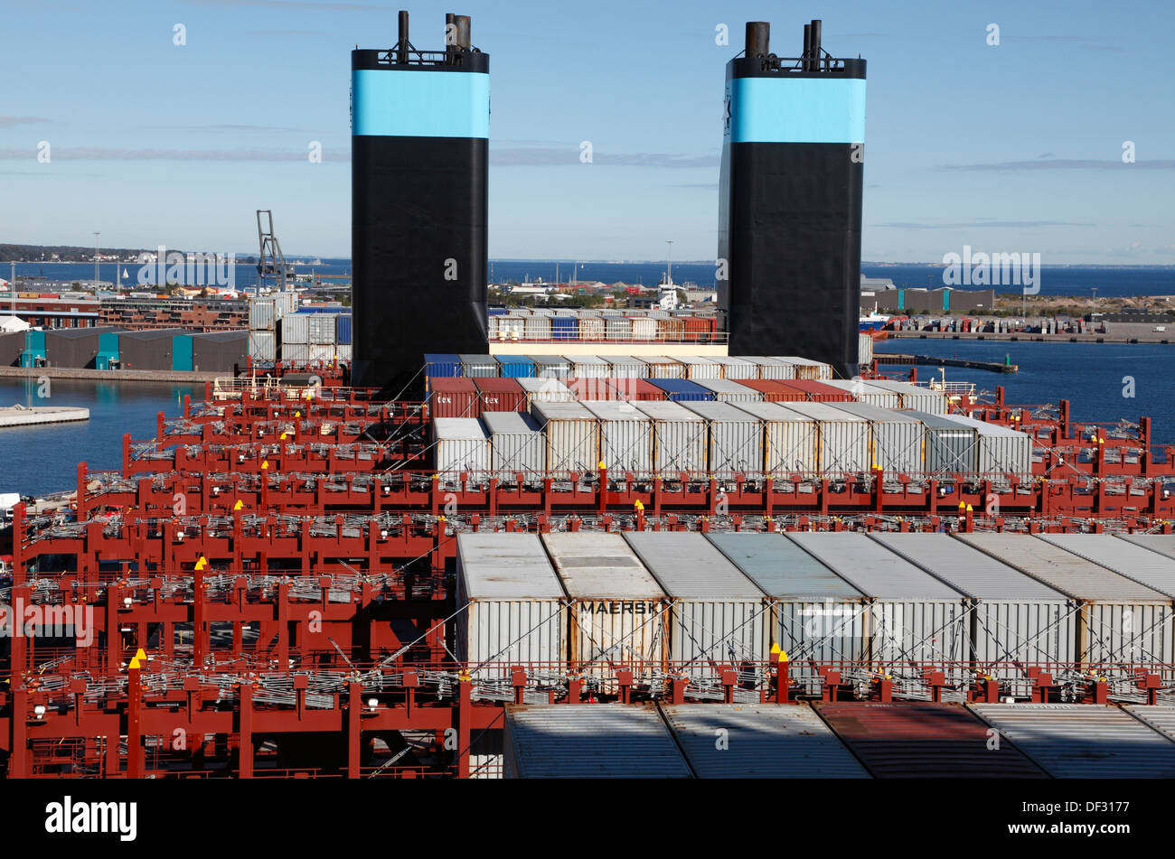 Vue sur le nord du port de Copenhague, des conteneurs et des entonnoirs derrière la baie contenant des structures sur trois E Maersk majestueux Banque D'Images