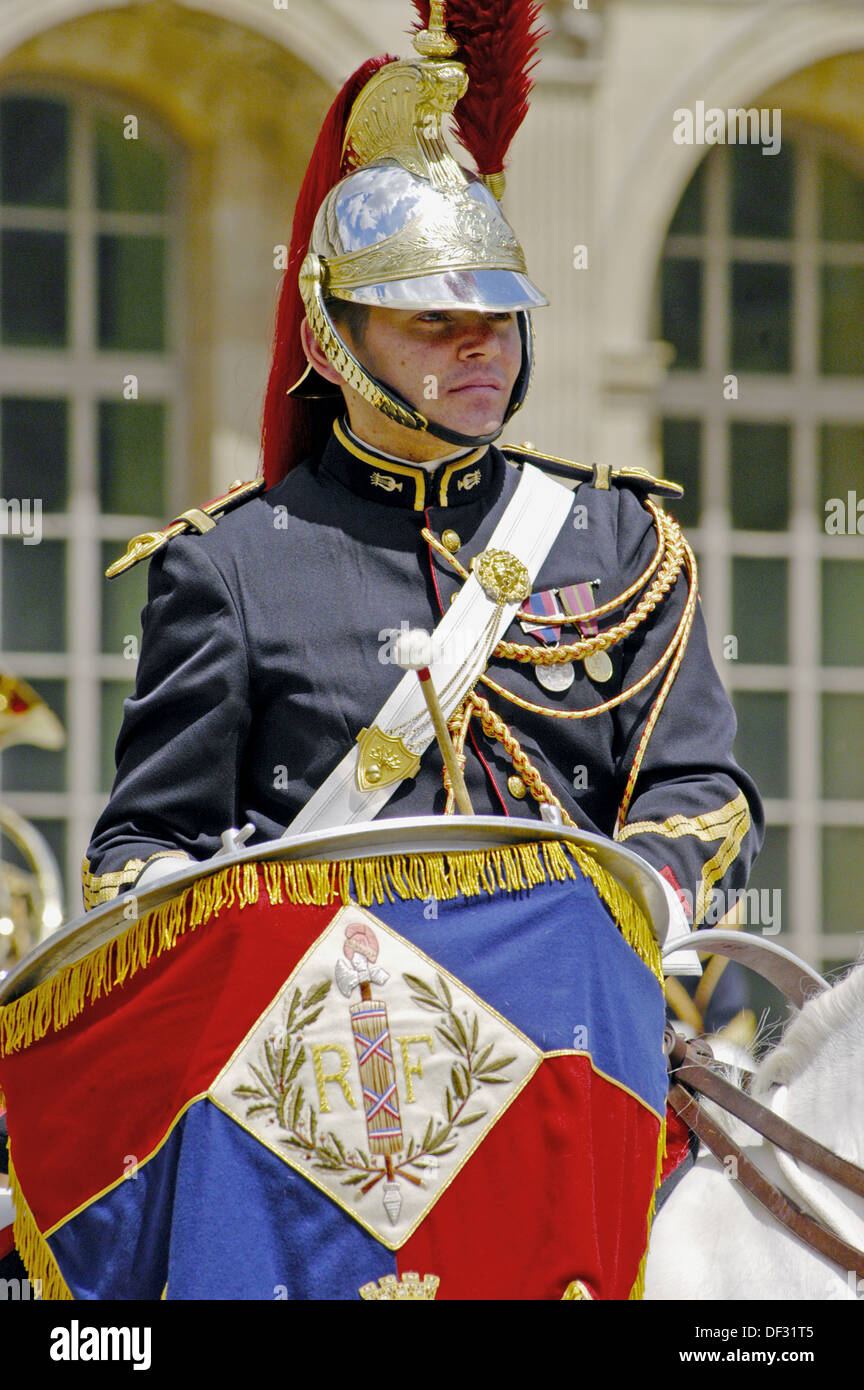 La Garde républicaine en uniforme jouant la tympany pendant les festivités  de la flamme olympique. Paris. France Photo Stock - Alamy